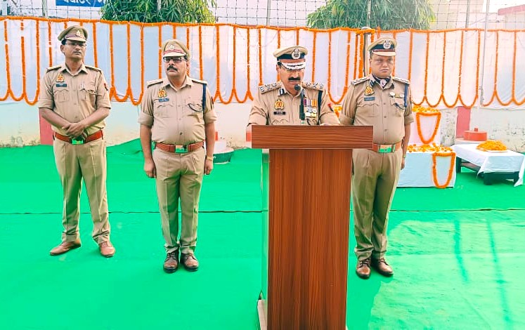 जवानों को सम्बोधित करते विन्ध्याचल परिक्षेत्र के पुलिस महानिरीक्षक आरपी सिंह