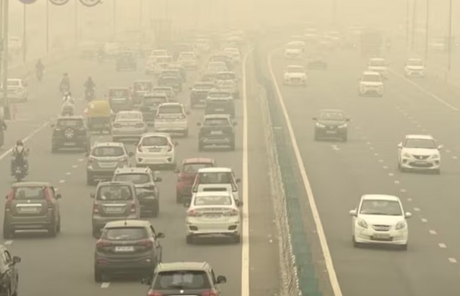 दिल्ली की सड़को पर धूंध (फाइल फोटो)। दिल्ली की सड़को पर धूंध (फाइल फोटो)।