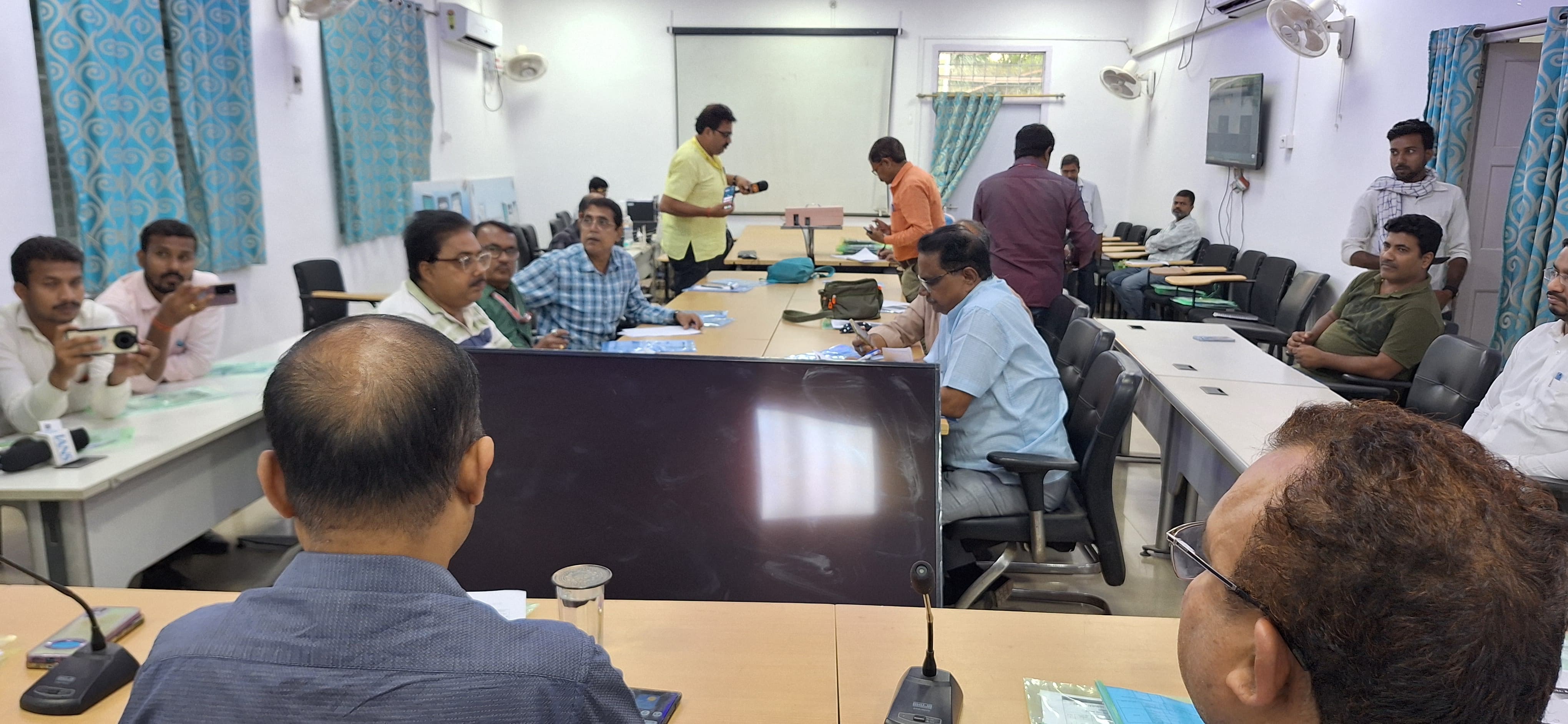 जिला निर्वाची पदाधिकारी बैठक जिला निर्वाची पदाधिकारी बैठक