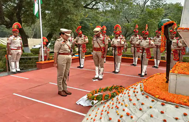 शहीदों को श्रद्धांजलि देते हुए पुलिस अधीक्षक पूजा वशिष्ठ। शहीदों को श्रद्धांजलि देते हुए पुलिस अधीक्षक पूजा वशिष्ठ।