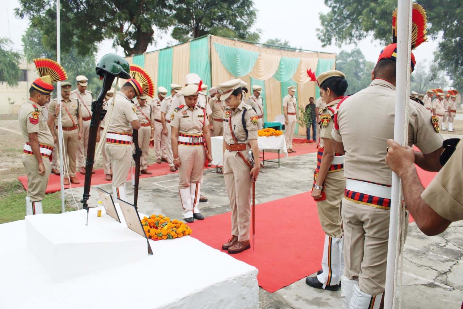 शहीदों को पुष्प अर्पित करती एसपी निकिता खट्टर। शहीदों को पुष्प अर्पित करती एसपी निकिता खट्टर।