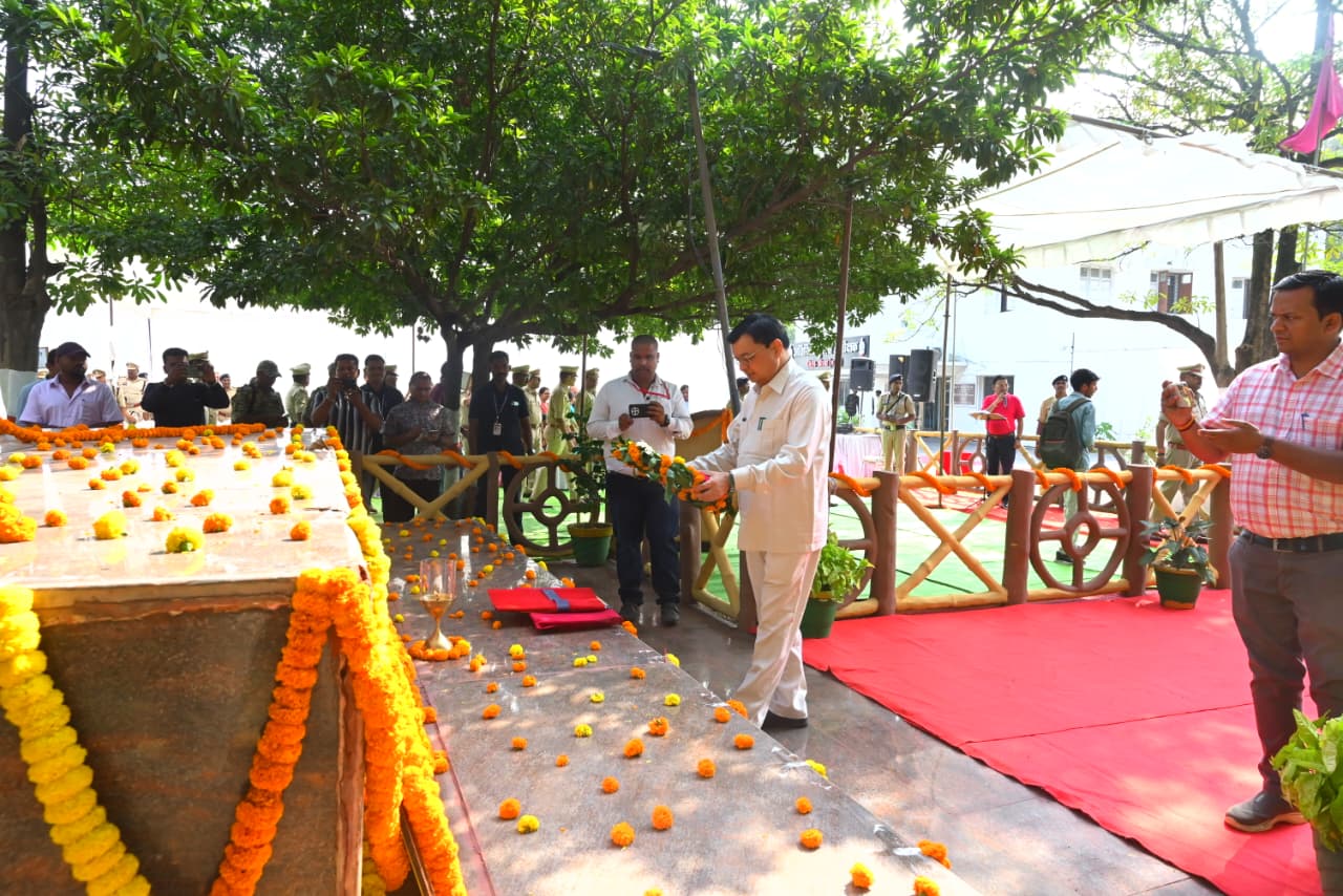 कोरबा में पुलिस स्मृति दिवस पर शहीद जवानों को दी गई भावपूर्ण श्रद्धांजलि कोरबा में पुलिस स्मृति दिवस पर शहीद जवानों को दी गई भावपूर्ण श्रद्धांजलि
