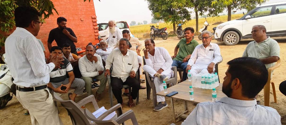 पराली प्रबंधन को लेकर किसानों को जागरूक करती कृषि विभाग की टीम। पराली प्रबंधन को लेकर किसानों को जागरूक करती कृषि विभाग की टीम।