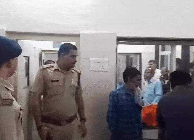 घटना की जानकारी मिलने के बाद एएसपी और कलेक्टर अस्पताल पहुंचे