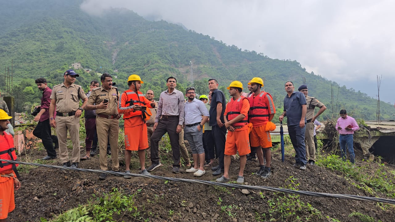 जिलाधिकारी सविन बंसल आपदाग्रस्त क्षेत्र सेरागांव सहस्त्रधारा में जिले के आला अधिकारियों के संग ग्राउण्ंड जीरो पर समीक्षा करते। जिलाधिकारी सविन बंसल आपदाग्रस्त क्षेत्र सेरागांव सहस्त्रधारा में जिले के आला अधिकारियों के संग ग्राउण्ंड जीरो पर समीक्षा करते।