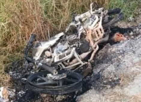 उपनिरीक्षक की फूंकी हुई मोटरसाइकिल उपनिरीक्षक की फूंकी हुई मोटरसाइकिल