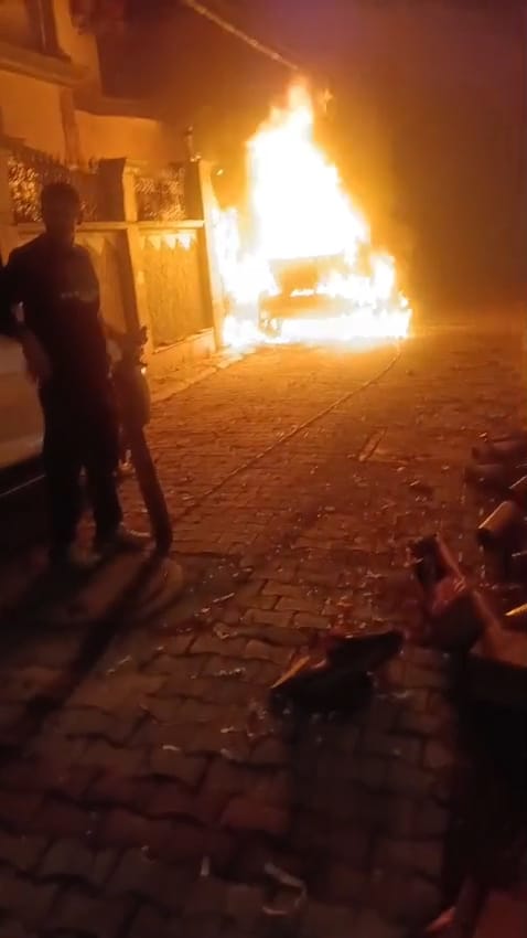 पंचशील कॉलोनी में घर के बाहर खड़ी कार में उठती आग की लपटें। पंचशील कॉलोनी में घर के बाहर खड़ी कार में उठती आग की लपटें।