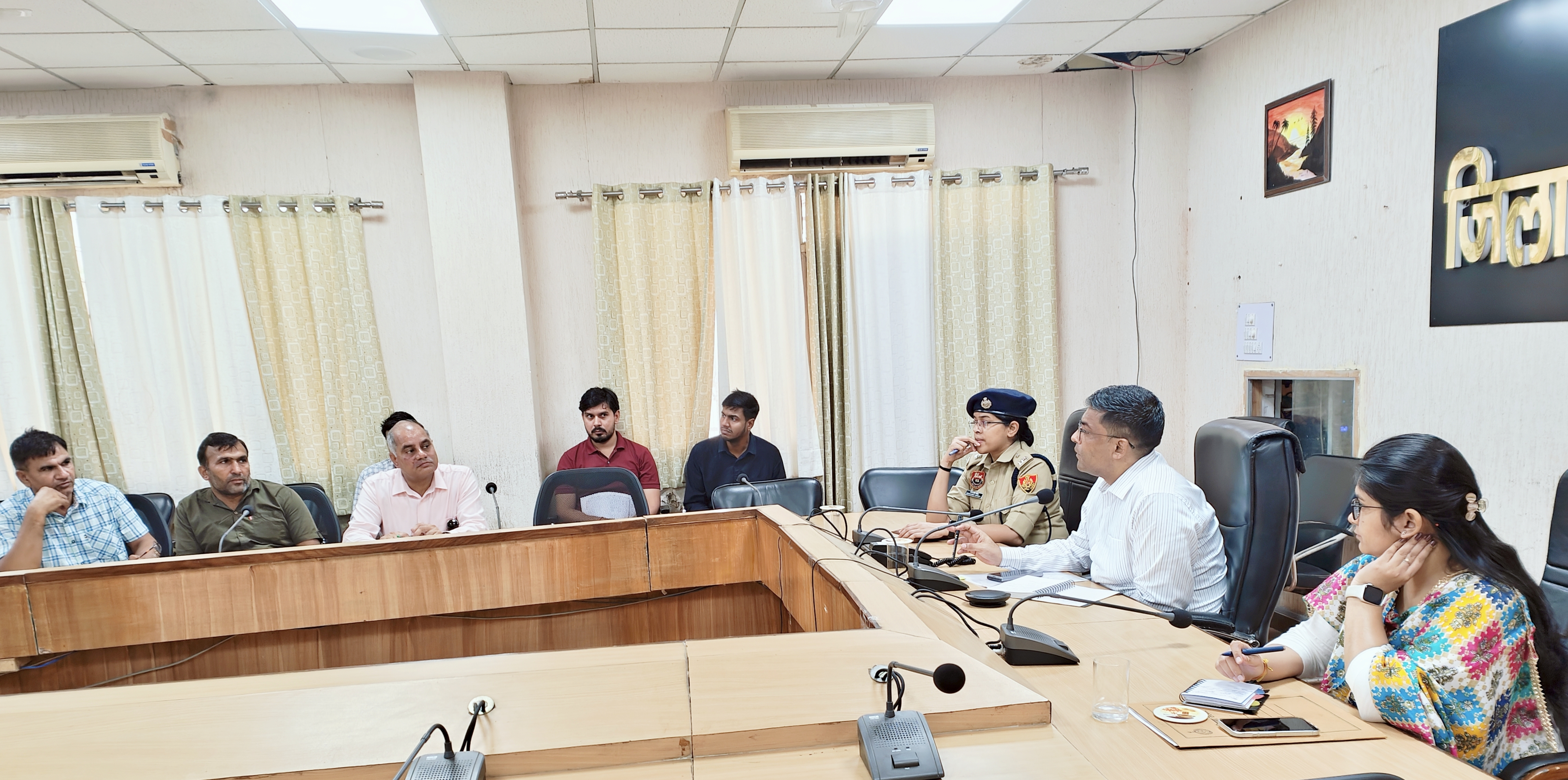 बैठक में दिशा-निर्देश देते हुए डीसी।