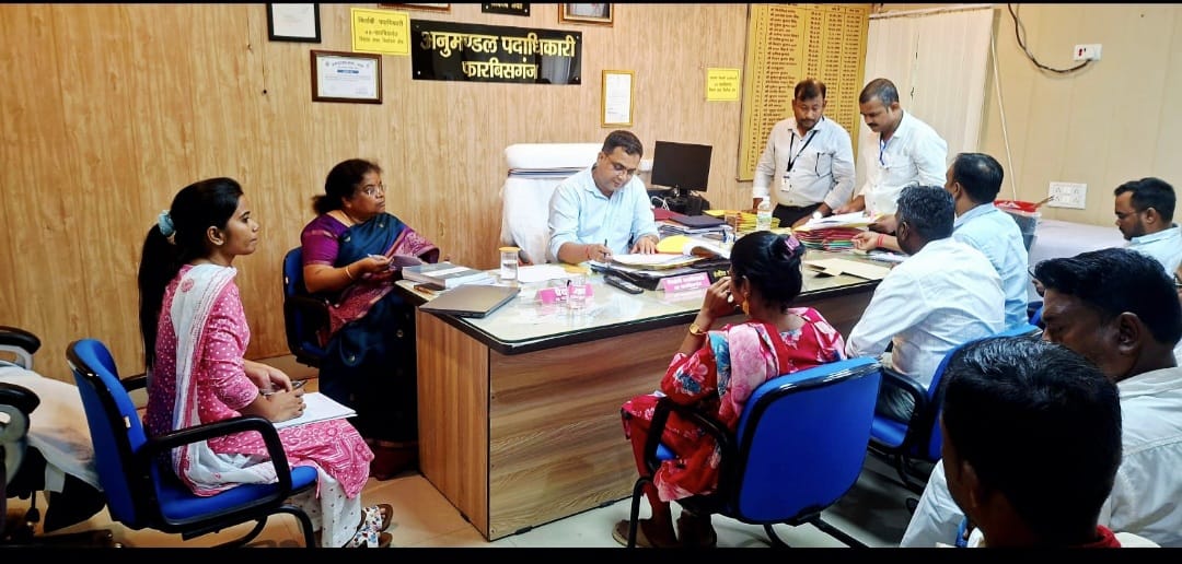 अररिया फोटो:फारबिसगंज निर्वाची पदाधिकारी उम्मीदवारों के साथ संविक्ष करते अररिया फोटो:फारबिसगंज निर्वाची पदाधिकारी उम्मीदवारों के साथ संविक्ष करते