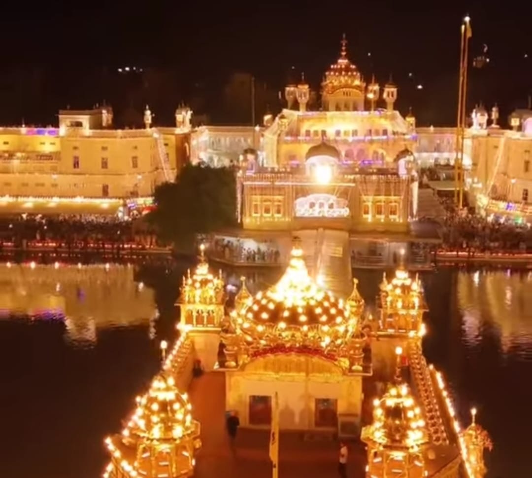 दीपावली के दाैरान दरबार साहिब का आलाैकिक दृश्य