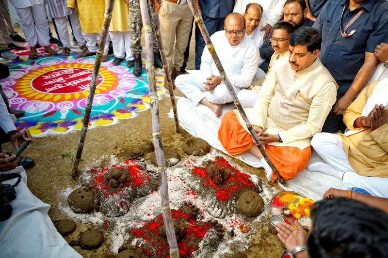 मुख्यमंत्री डॉ. मोहन यादव ने अन्नकूट के अवसर पर उज्जैन की तिलकेश्वर गौशाला में गोवर्धन पूजा की मुख्यमंत्री डॉ. मोहन यादव ने अन्नकूट के अवसर पर उज्जैन की तिलकेश्वर गौशाला में गोवर्धन पूजा की