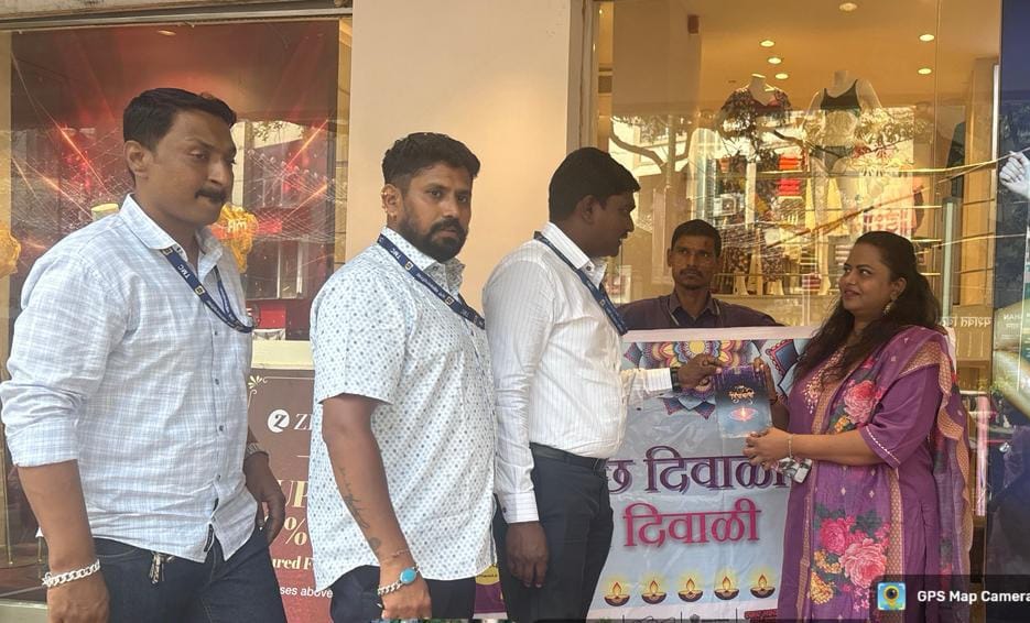 TMC distributes greeting cards of traders traders for clean Diwali TMC distributes greeting cards of traders traders for clean Diwali