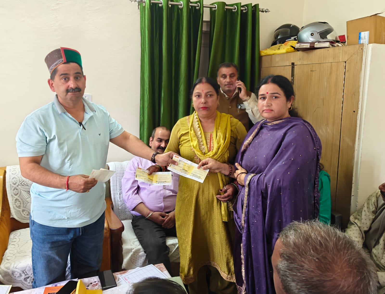 चेक भेंट करते हुए उपमुख्य सचेतक केवल पठानिया। चेक भेंट करते हुए उपमुख्य सचेतक केवल पठानिया।