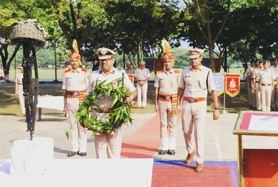 अररिया फोटो:बथनाहा में कमांडेंट श्रद्धा सुमन अर्पित करते अररिया फोटो:बथनाहा में कमांडेंट श्रद्धा सुमन अर्पित करते