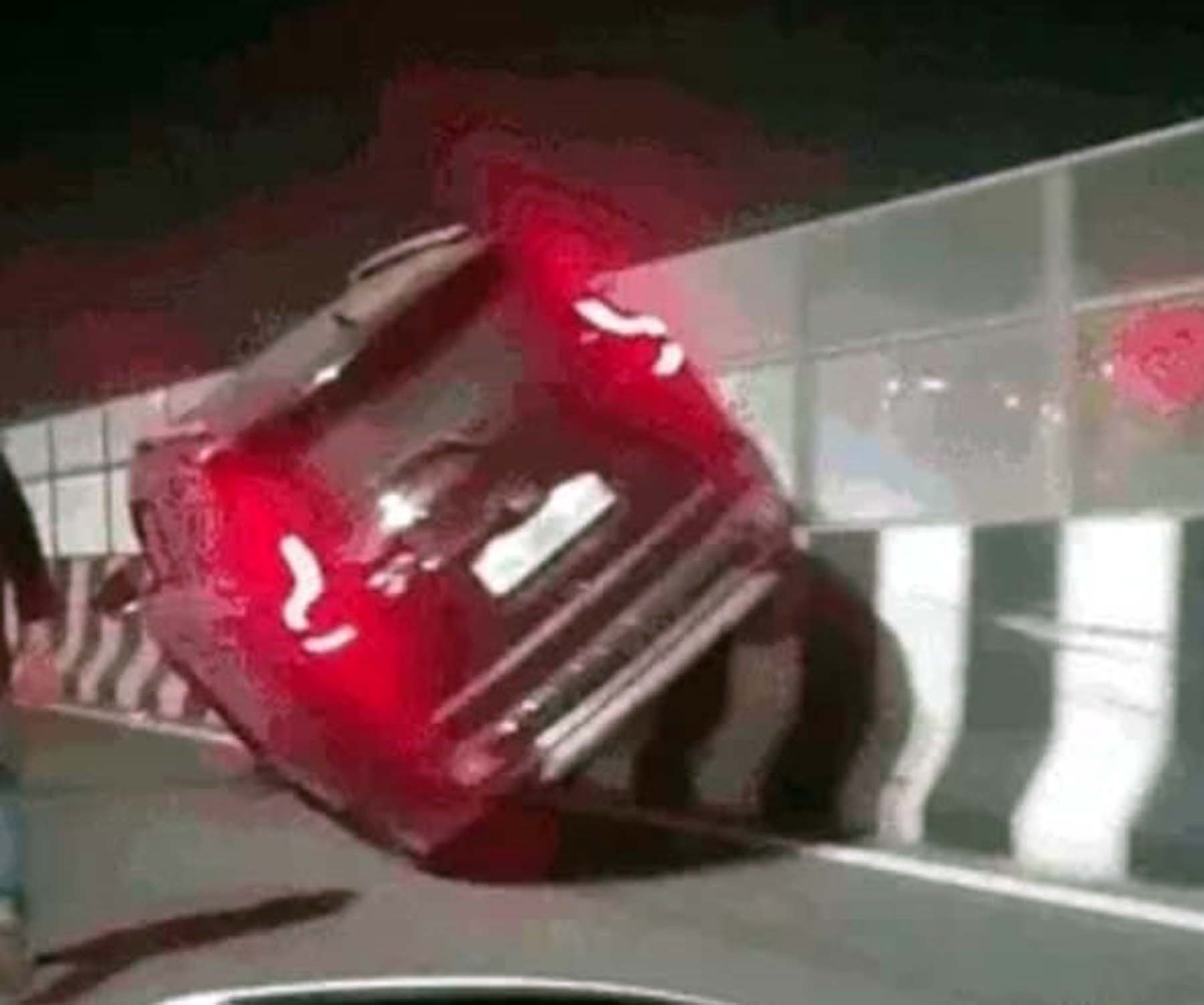 गुरुग्राम में द्वारका एक्सप्रेस-वे पर डिवाइडर पर कार चलाकर स्टंट करते युवा।