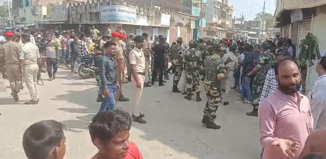 मौके पर मौजूद पुलिस मौके पर मौजूद पुलिस