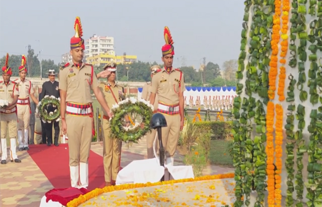 हरियाणा पुलिस महानिदेशक ओपी सिंह पुलिस जवानाें काे श्रद्धांजलि भेंट करते हुए हरियाणा पुलिस महानिदेशक ओपी सिंह पुलिस जवानाें काे श्रद्धांजलि भेंट करते हुए