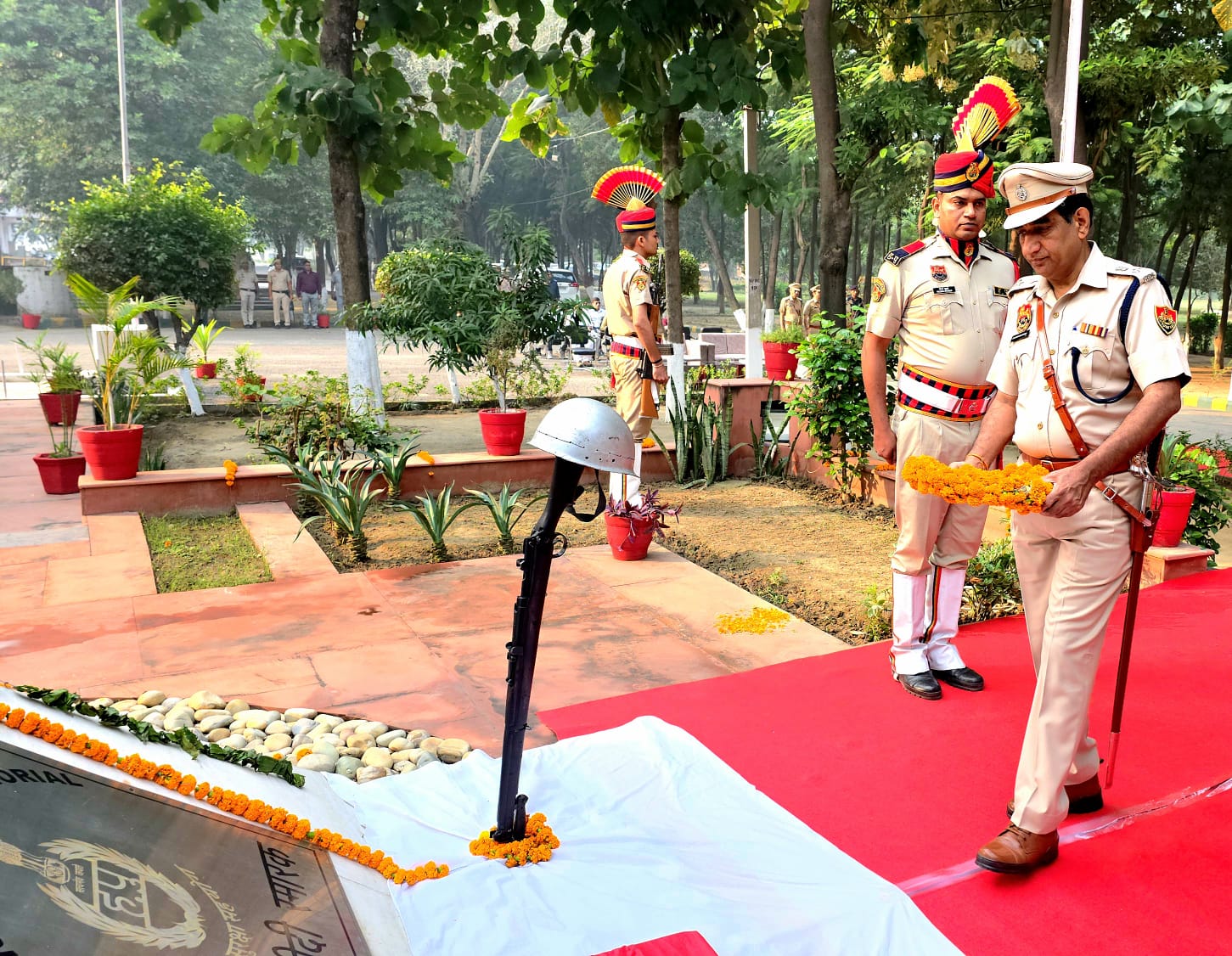 पानीपत पुलिस लाइन में शहीदों को श्रद्धांजली देते पुलिस अधीक्षक भूपेंद्र सिंह