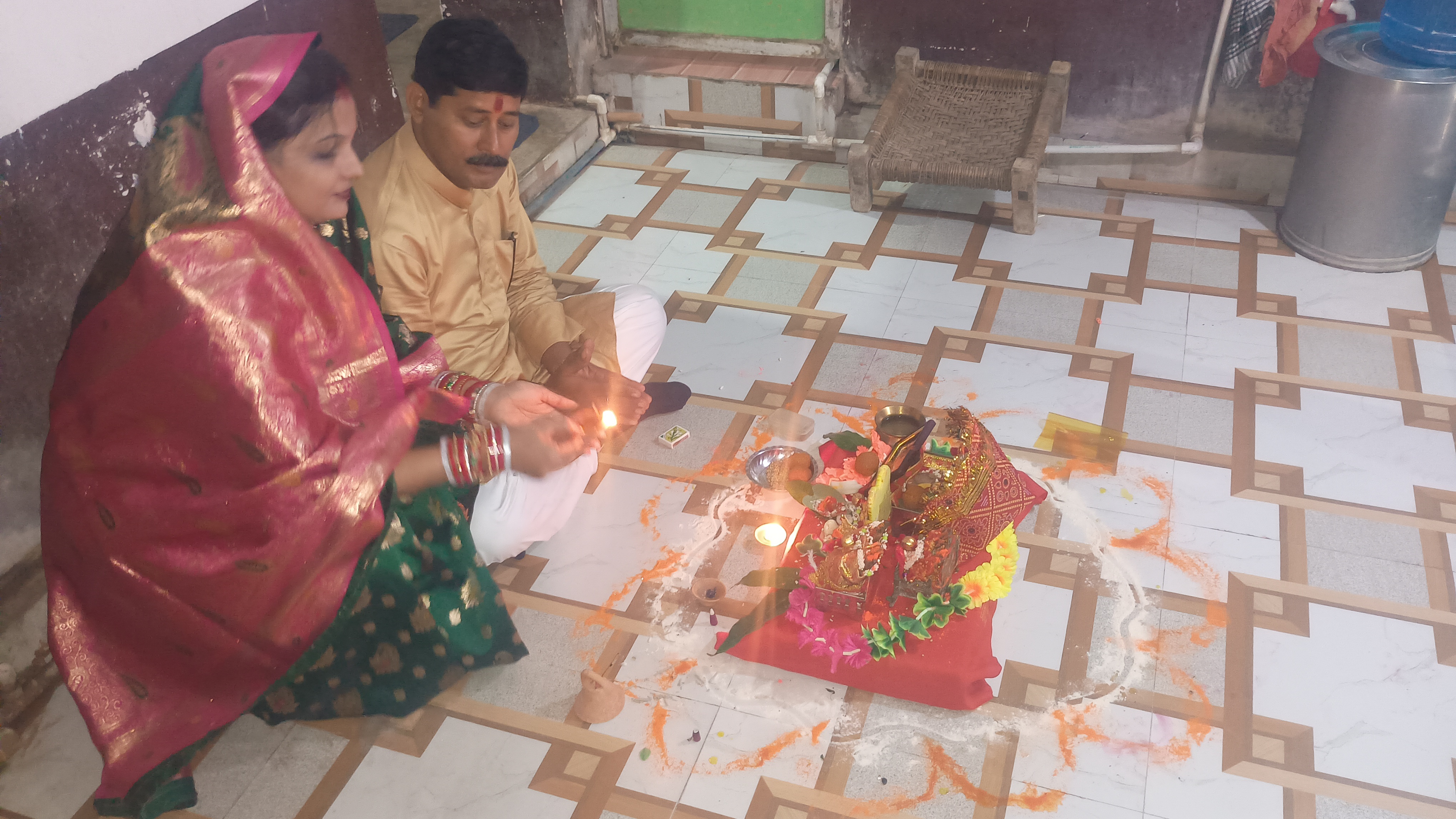 घरों में मां लक्ष्मी और गणेश जी की पूजा अर्चना करते हुए घरों में मां लक्ष्मी और गणेश जी की पूजा अर्चना करते हुए