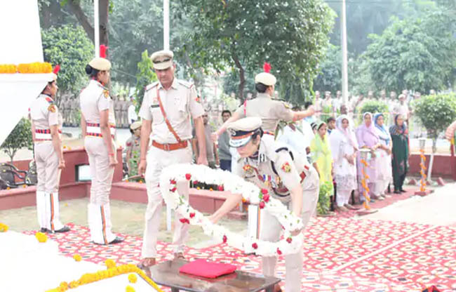 21 Snp-2 सोनीपत:शहीद परिवार को सम्मानित करते हुए पुलिस आयुक्त ममता सिंह। 21 Snp-2 सोनीपत:शहीद परिवार को सम्मानित करते हुए पुलिस आयुक्त ममता सिंह।