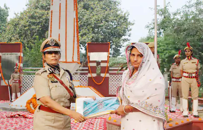 सोनीपत:शहीद परिवार को सम्मानित करते हुए पुलिस आयुक्त ममता सिंह। सोनीपत:शहीद परिवार को सम्मानित करते हुए पुलिस आयुक्त ममता सिंह।