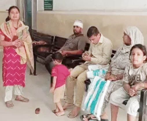 सोनीपत: पीड़ित परिवार के सदस्य और घायल अस्पताल में सोनीपत: पीड़ित परिवार के सदस्य और घायल अस्पताल में