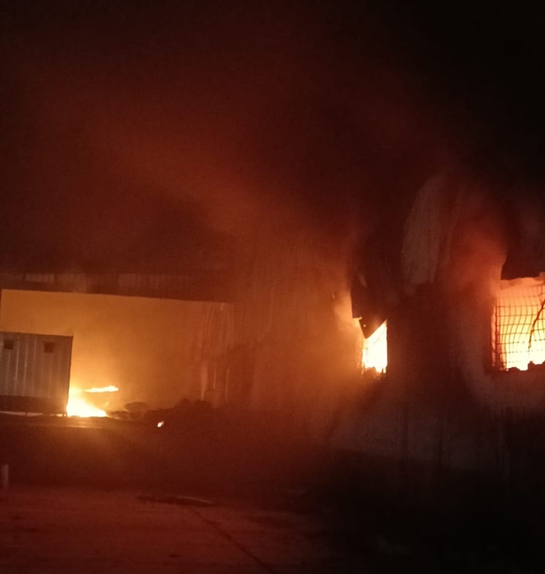 गुरुग्राम में लगी आग का दृश्य गुरुग्राम में लगी आग का दृश्य