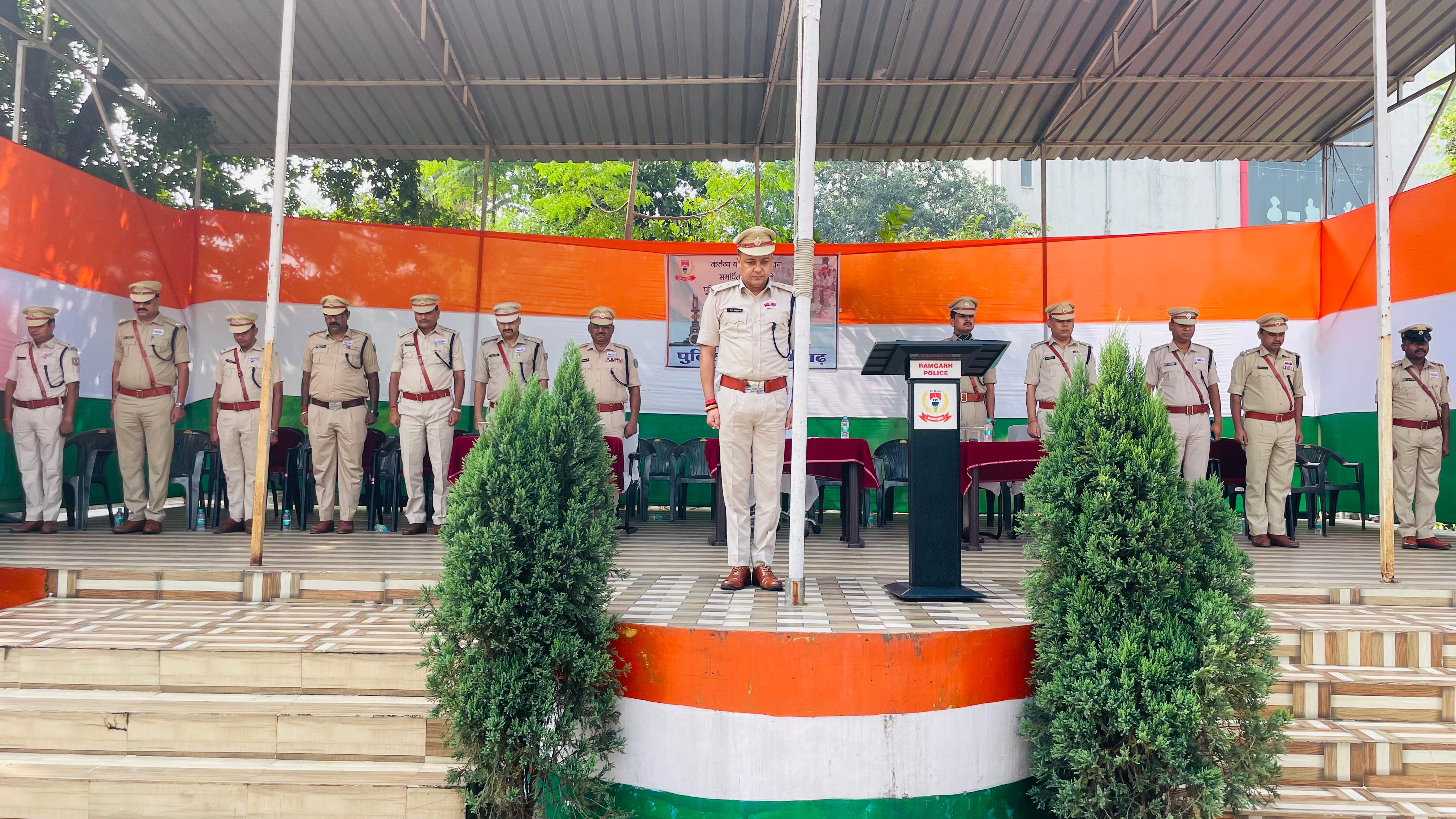 शहीदों को श्रद्धांजलि अर्पित करते एसपी शहीदों को श्रद्धांजलि अर्पित करते एसपी