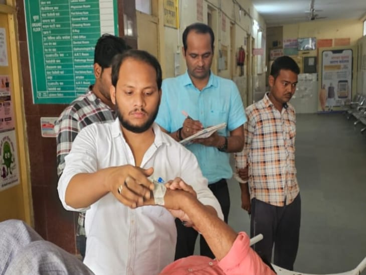 अस्पताल मे   घायल अस्पताल मे   घायल