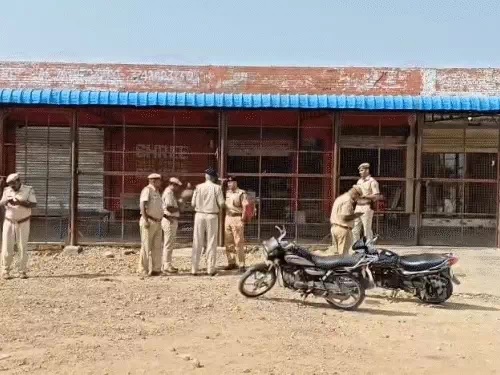 जांच करती पुलिस। जांच करती पुलिस।