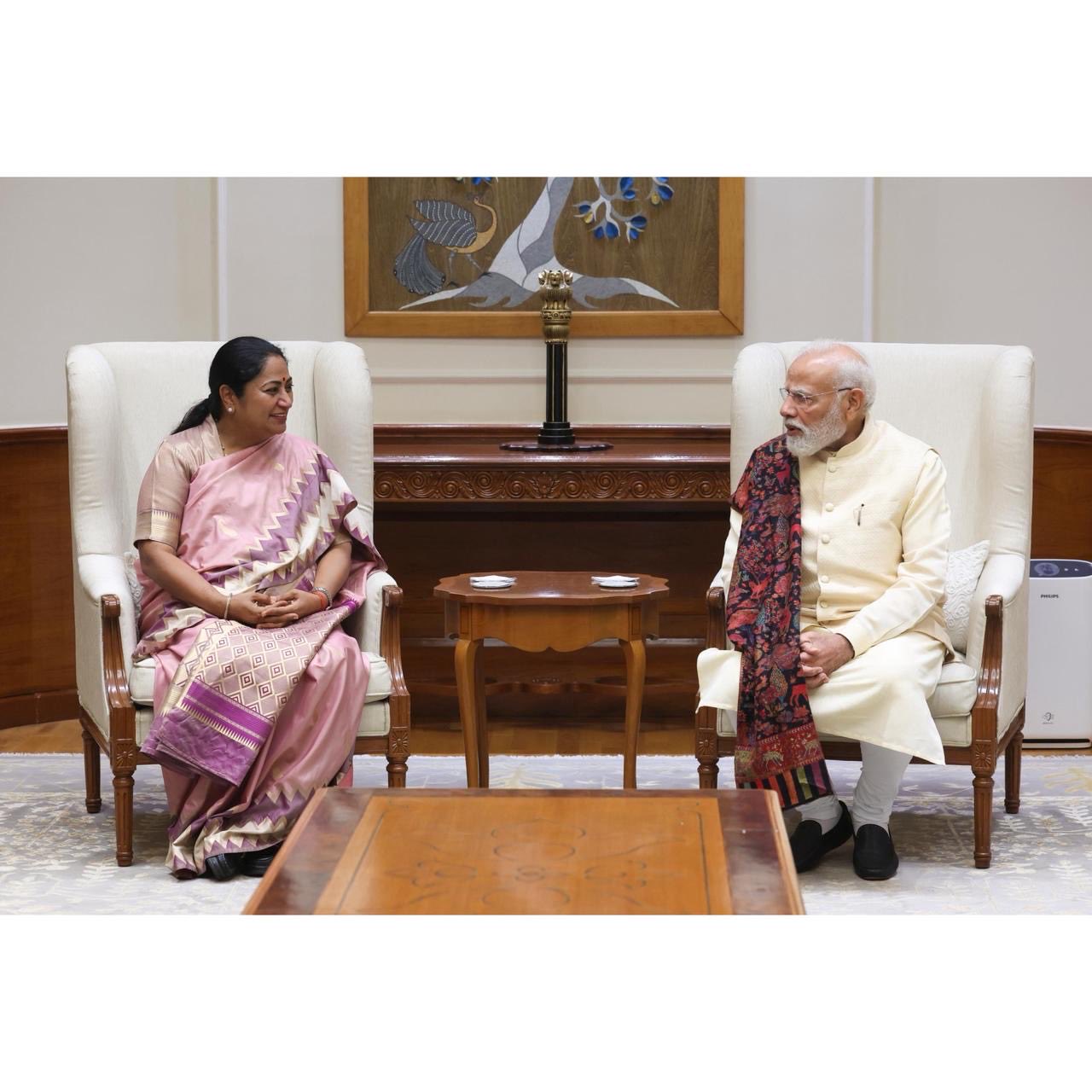 मुख्यमंत्री रेखा गुप्ता प्रधानमंत्री मोदी को दिवाली की शुभकामनाएं देते हुए। मुख्यमंत्री रेखा गुप्ता प्रधानमंत्री मोदी को दिवाली की शुभकामनाएं देते हुए।