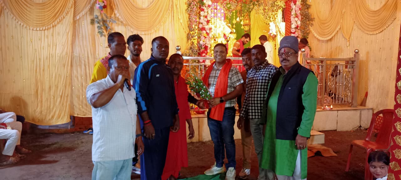 कमेटी के द्वारा किया गया सम्मानित कमेटी के द्वारा किया गया सम्मानित