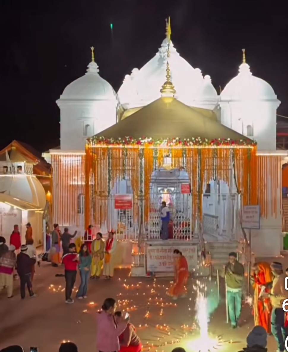 कपाट बंद होने से पहले सैकड़ों दीप से सजाया गया गंगोत्री मंदिर