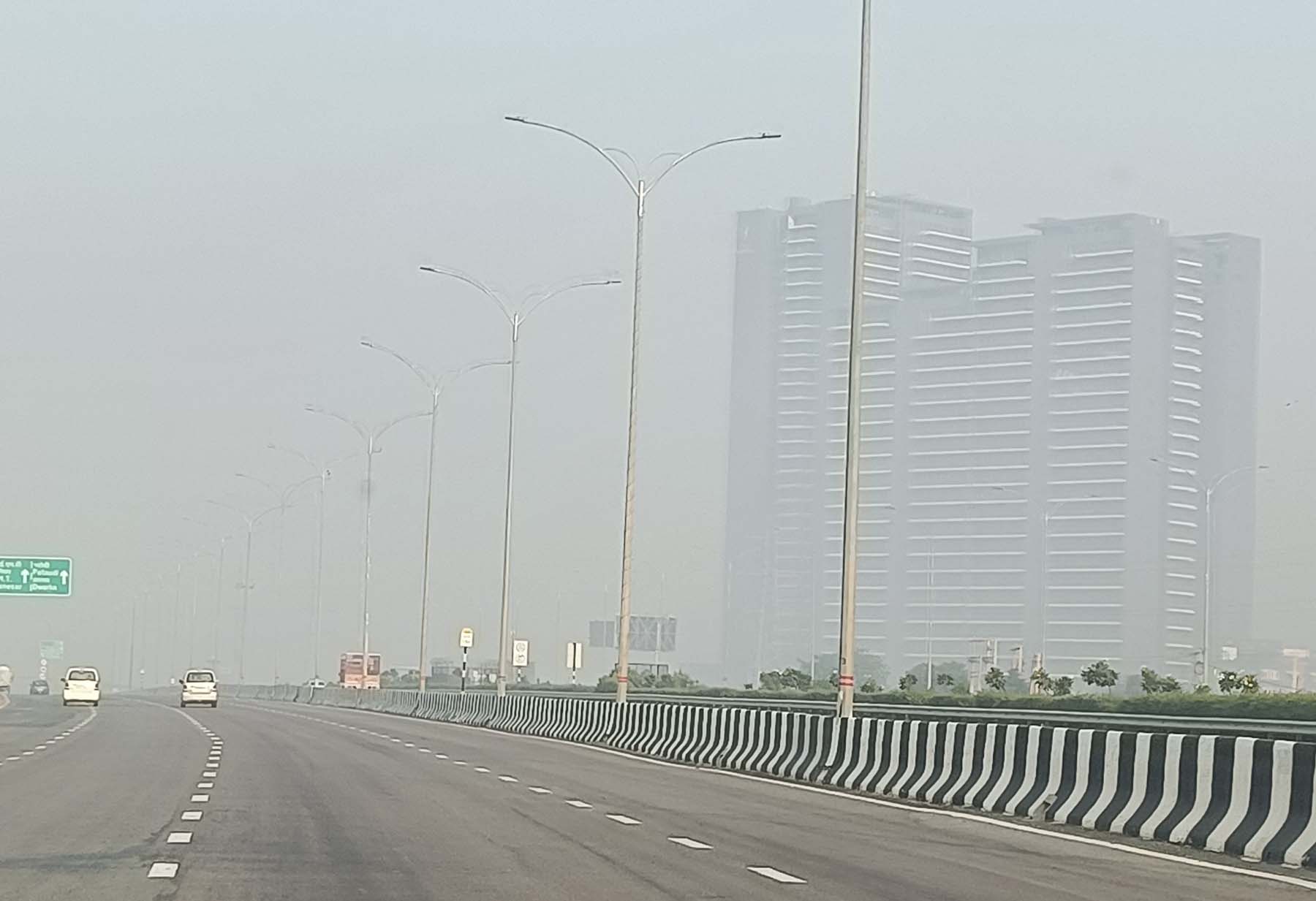 गुरुग्राम में दिवाली की रात को पटाखे जलाने के बाद मंगलवार को पर्यावरण में छाया धुंधलका। गुरुग्राम में दिवाली की रात को पटाखे जलाने के बाद मंगलवार को पर्यावरण में छाया धुंधलका।