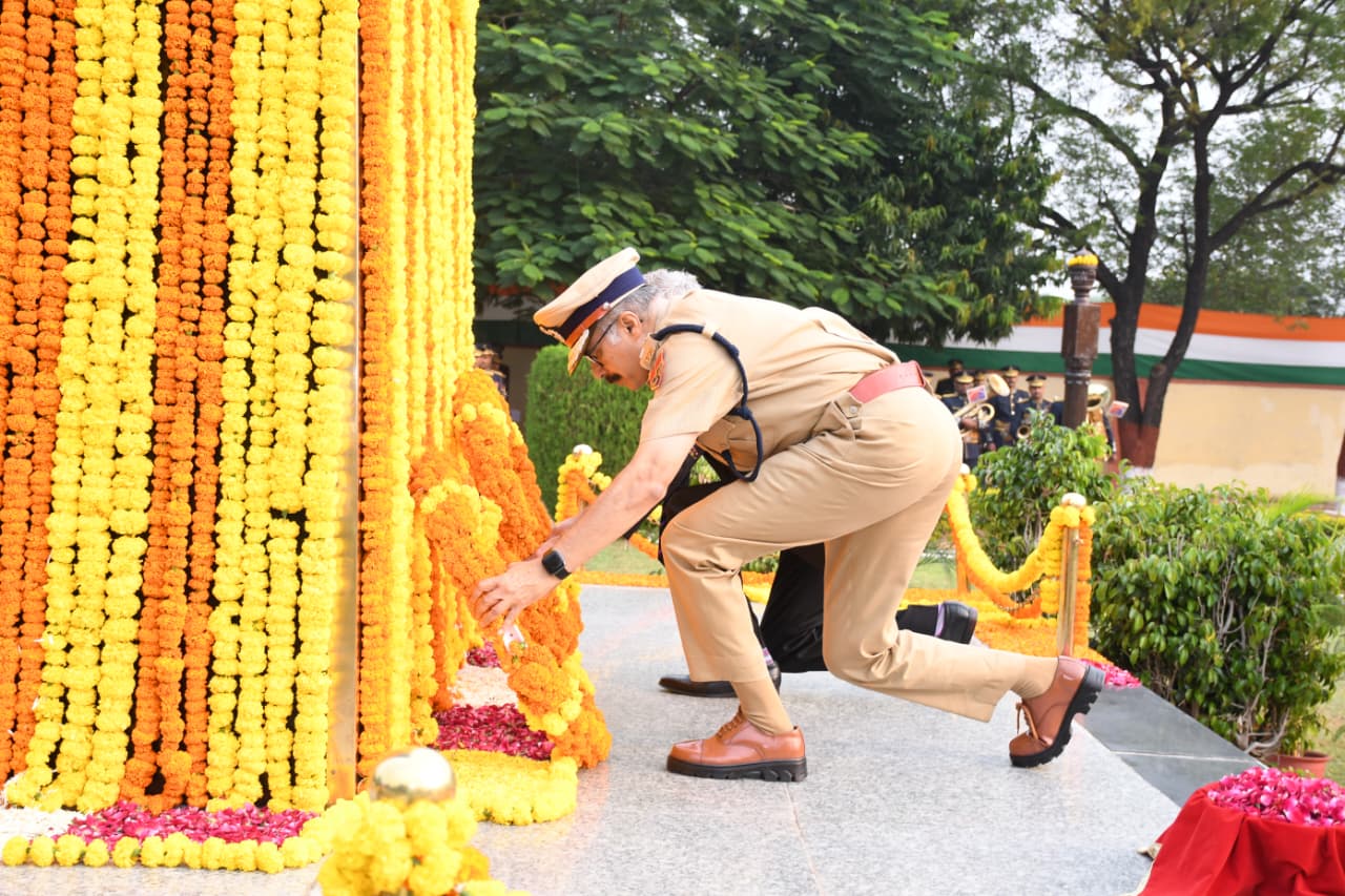 देश के अमर शहीदों से प्रेरणा लेकर कर्तव्यनिष्ठा के साथ सेवा करें: डीजीपी राजीव शर्मा देश के अमर शहीदों से प्रेरणा लेकर कर्तव्यनिष्ठा के साथ सेवा करें: डीजीपी राजीव शर्मा