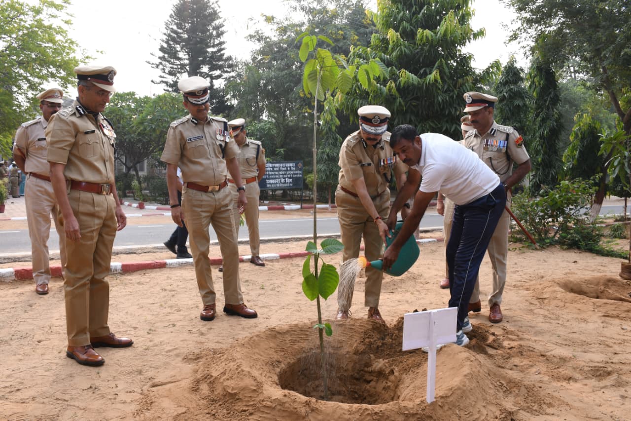 देश के अमर शहीदों से प्रेरणा लेकर कर्तव्यनिष्ठा के साथ सेवा करें: डीजीपी राजीव शर्मा देश के अमर शहीदों से प्रेरणा लेकर कर्तव्यनिष्ठा के साथ सेवा करें: डीजीपी राजीव शर्मा