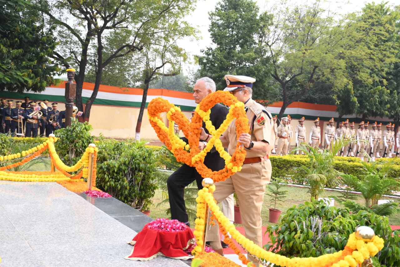 देश के अमर शहीदों से प्रेरणा लेकर कर्तव्यनिष्ठा के साथ सेवा करें: डीजीपी राजीव शर्मा देश के अमर शहीदों से प्रेरणा लेकर कर्तव्यनिष्ठा के साथ सेवा करें: डीजीपी राजीव शर्मा