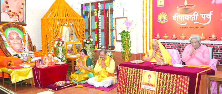 पूजन के दौरान पूजन के दौरान