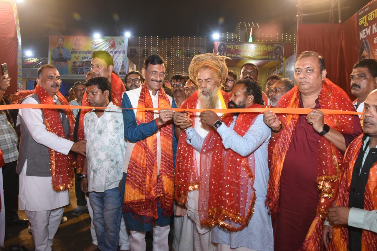 पंडाल का उद्धाटन करते केन्द्रीय राज्य रक्षा मंत्री समेत अन्य पंडाल का उद्धाटन करते केन्द्रीय राज्य रक्षा मंत्री समेत अन्य