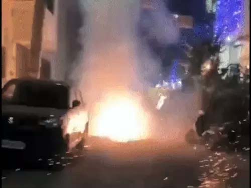 शहर में हुई आतिशबाजी का दृश्य शहर में हुई आतिशबाजी का दृश्य