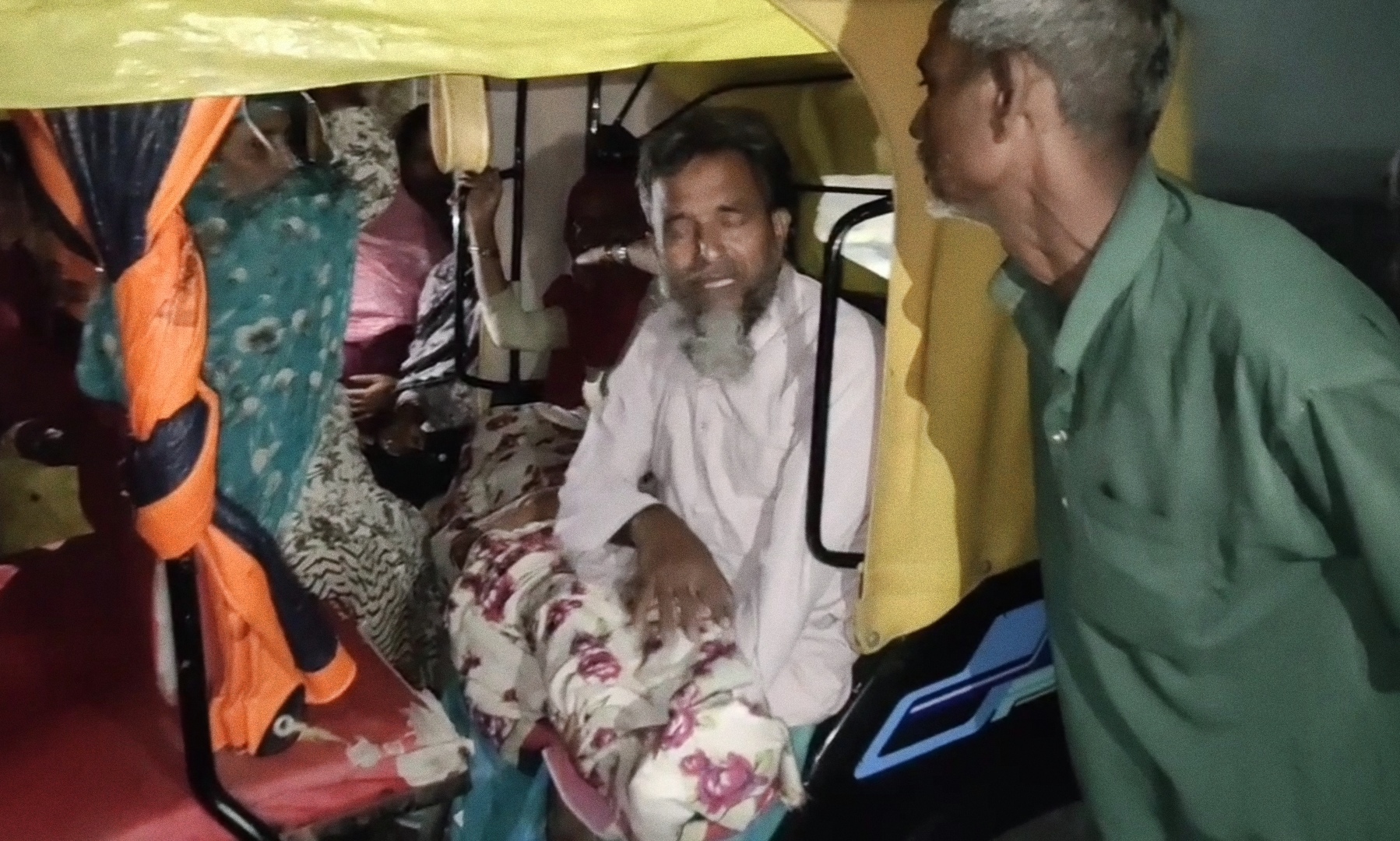 Araria Photo: Villagers reached the hospital with their child. Araria Photo: Villagers reached the hospital with their child.
