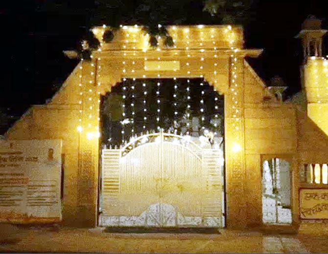 सोने की तरह चमकी स्वर्णनगरी, पूरा जैसलमेर झिलमिल रोशनी से जगमग सोने की तरह चमकी स्वर्णनगरी, पूरा जैसलमेर झिलमिल रोशनी से जगमग