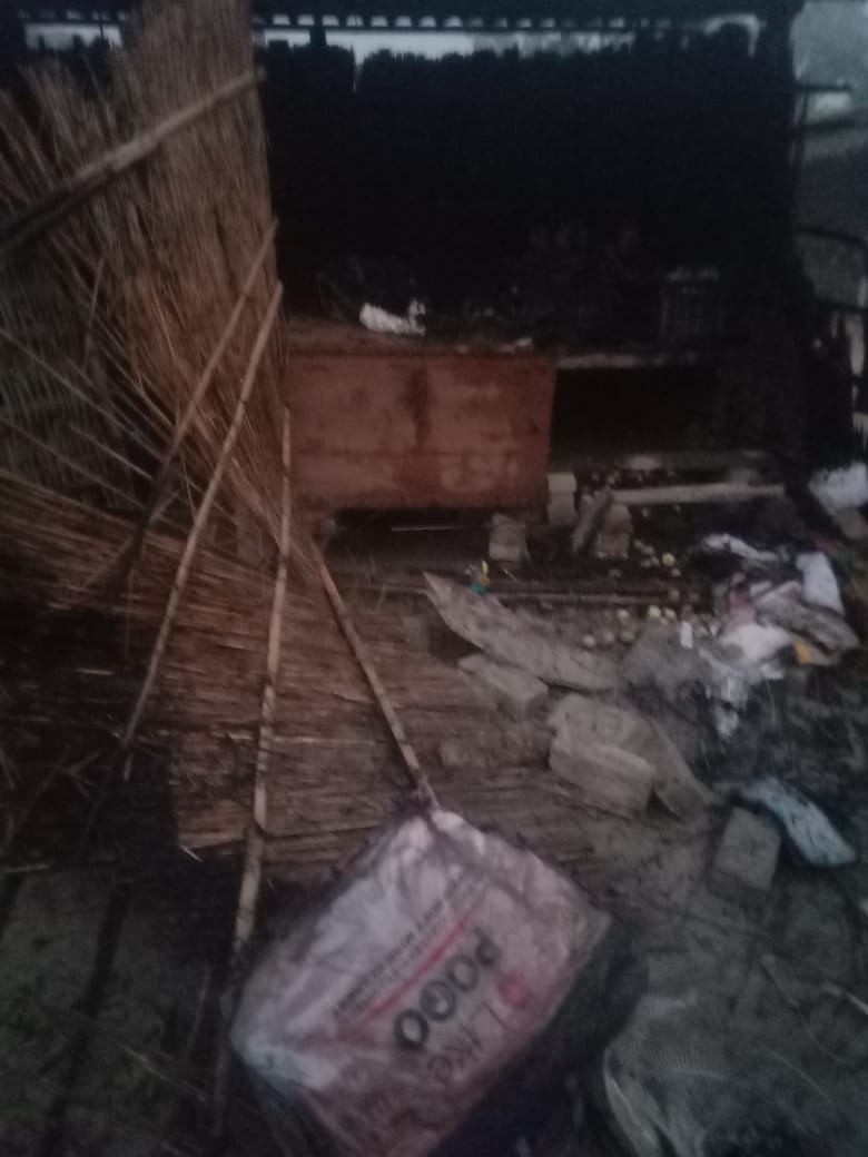 आग से नगद समेत घर में रखे हजारों की संपत्ति राख आग से नगद समेत घर में रखे हजारों की संपत्ति राख