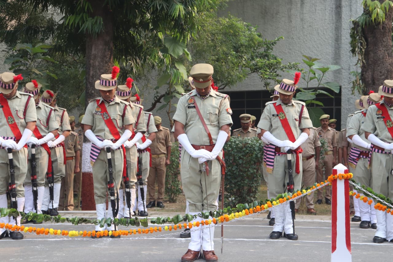 डा भीमराव अम्बेडकर पुलिस अकादमी मुरादाबाद में पुलिस स्मृति दिवस पर आयोजित कार्यक्रम में शहीद पुलिस कर्मियों को नमन करतेपुलिसकर्मी।। डा भीमराव अम्बेडकर पुलिस अकादमी मुरादाबाद में पुलिस स्मृति दिवस पर आयोजित कार्यक्रम में शहीद पुलिस कर्मियों को नमन करतेपुलिसकर्मी।।