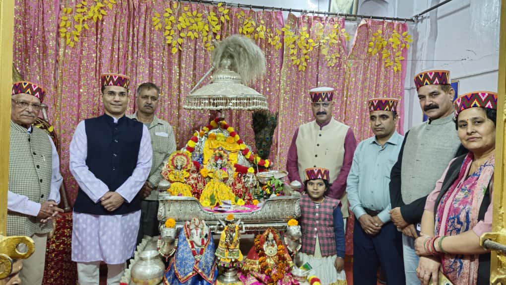 माधोराय के मंदिर में पूजा अर्चना करने के पश्चात महापौर व अन्य। माधोराय के मंदिर में पूजा अर्चना करने के पश्चात महापौर व अन्य।