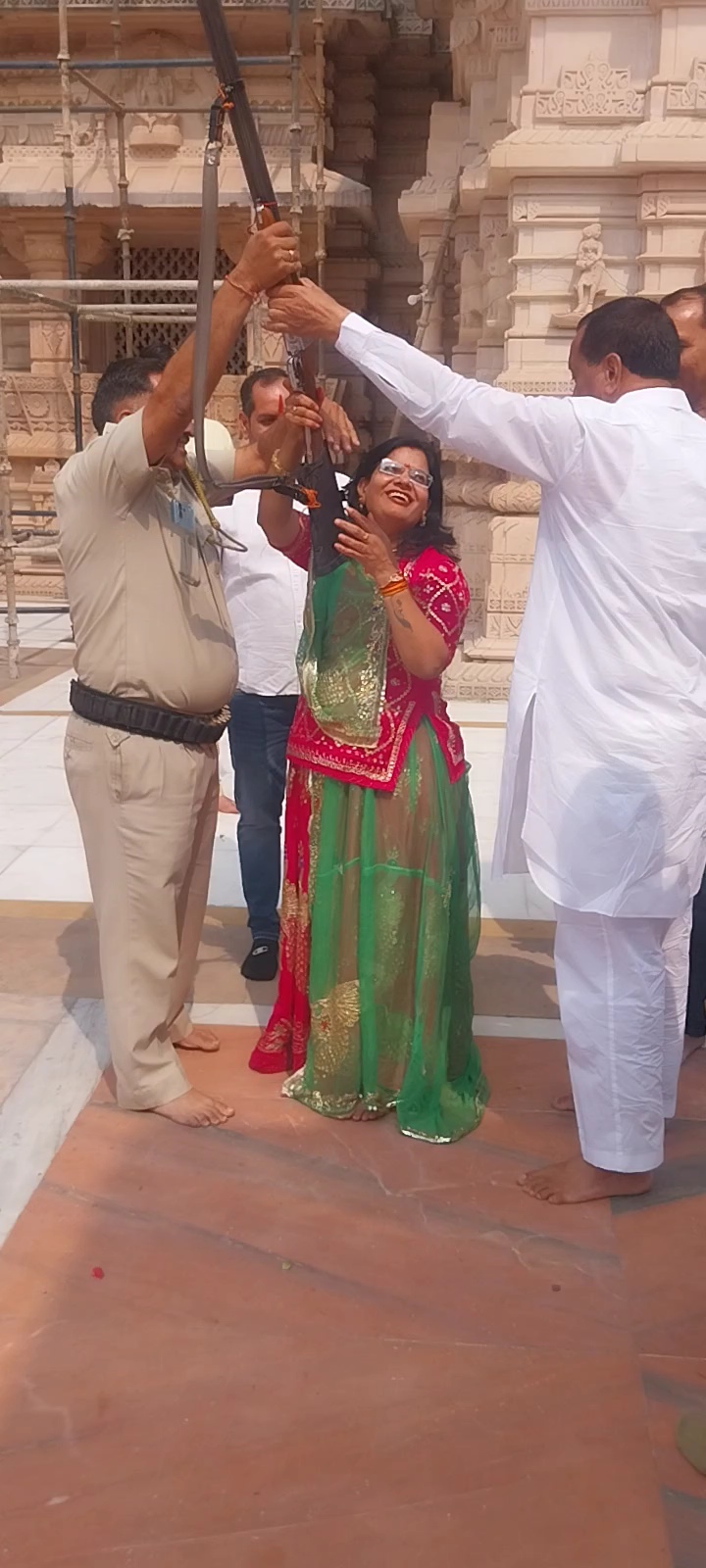 चित्तौड़गढ़ जिले के श्री सांवलियाजी मंदिर में दीपावली महोत्सव के दौरान फायर करते अतिरिक्त जिला कलक्टर। चित्तौड़गढ़ जिले के श्री सांवलियाजी मंदिर में दीपावली महोत्सव के दौरान फायर करते अतिरिक्त जिला कलक्टर।