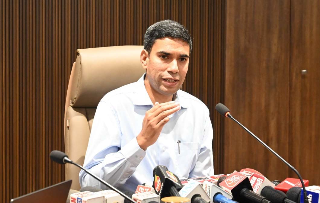 पत्रकारों से बात करते निगमायुक्त प्रदीप दहिया। पत्रकारों से बात करते निगमायुक्त प्रदीप दहिया।