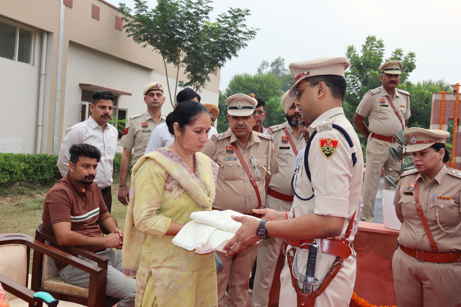 शहीदों के परिजनों को सम्मानित करते एसपी।