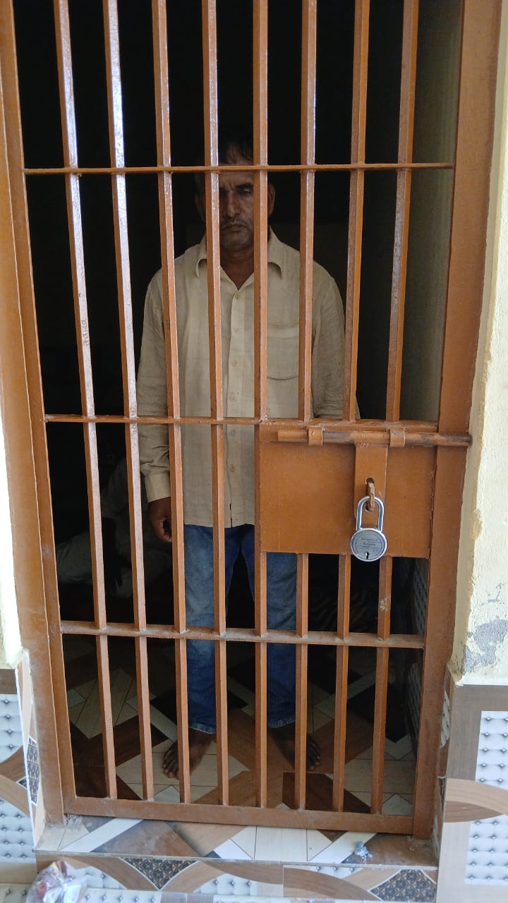 गिरफ्तार आरोपित पुलिस अभिरक्षा में गिरफ्तार आरोपित पुलिस अभिरक्षा में