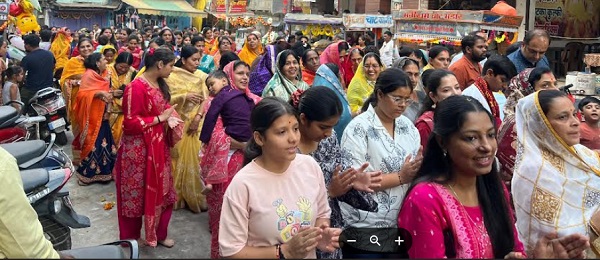 श्रीजी हवेली में गोवर्धन पूजा कर महिलाओं ने सामूहिक रूप से लगाई परिक्रमा श्रीजी हवेली में गोवर्धन पूजा कर महिलाओं ने सामूहिक रूप से लगाई परिक्रमा